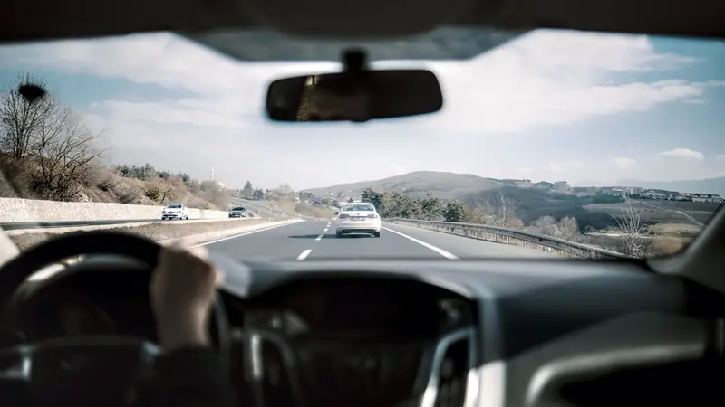 Vue depuis l'habitacle d'une voiture sur une voie rapide