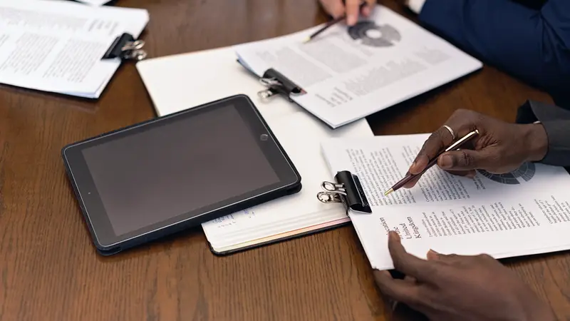 Documents et tablette sur une table de réunion