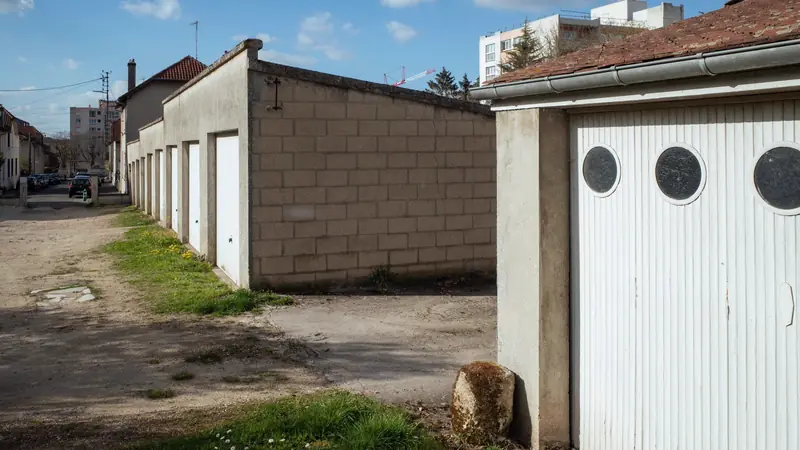 Rangée de garages fermés dans une résidence