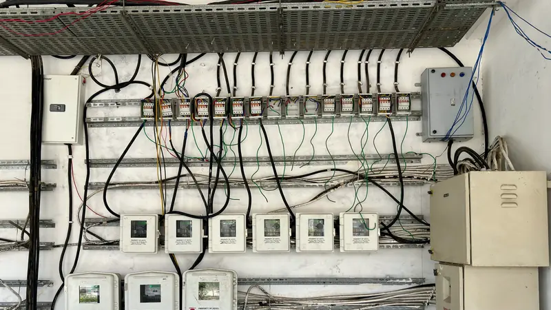 Tableau électrique avec disjoncteurs et compteurs