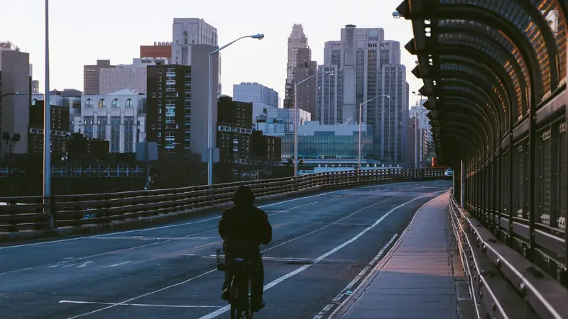 Cycliste qui roule sur une voie dédiée en ville