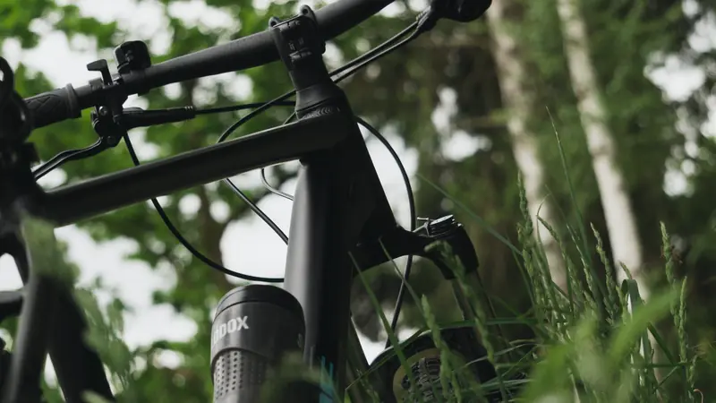 Cadre et guidon d'un vélo électrique en gros plan