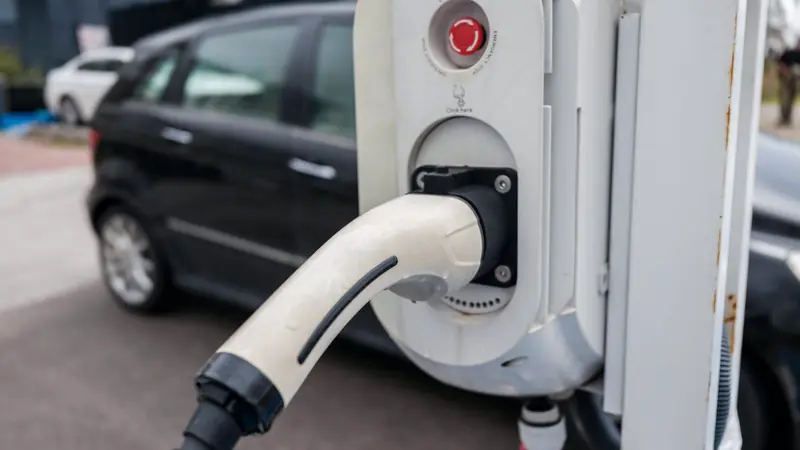 Prise de recharge branchée sur une borne publique