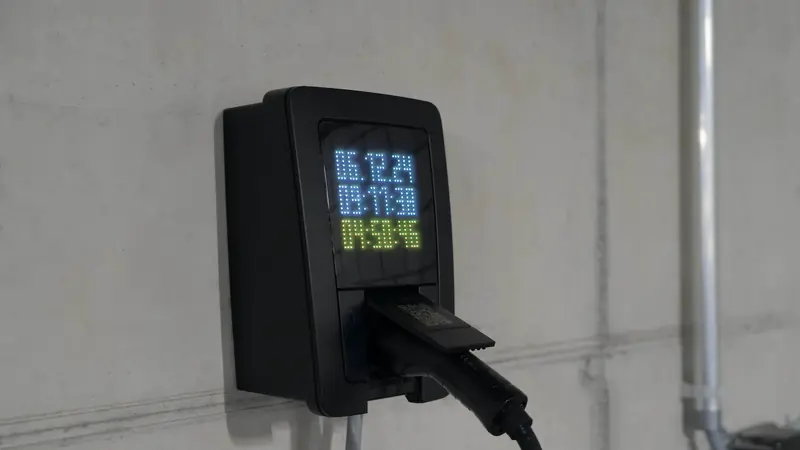Borne de recharge murale à écran affichant l'énergie délivrée