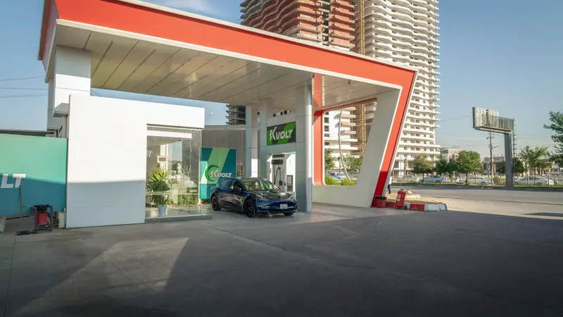 Station de recharge rapide au bord d'une route