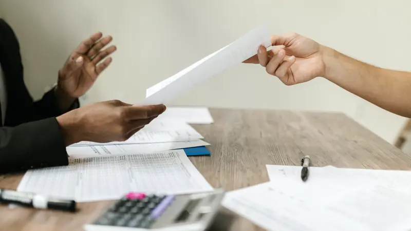 Documents administratifs et calculatrice sur une table