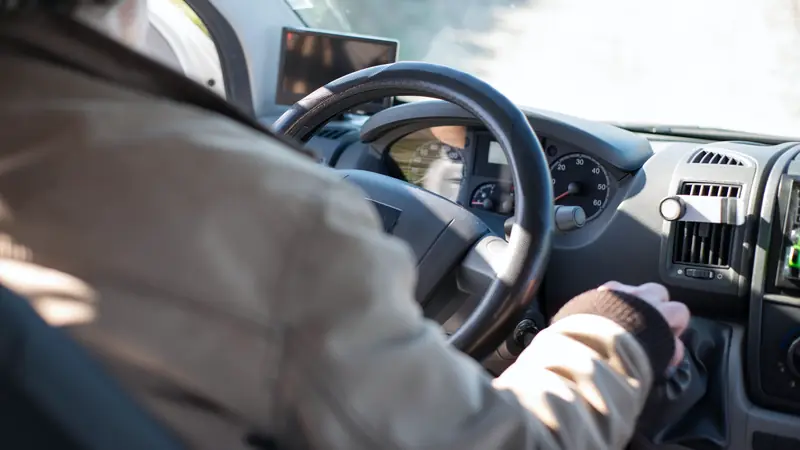 Conducteur au volant de sa voiture