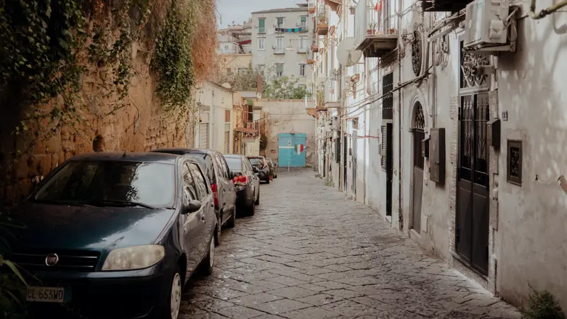Voiture garée dans une ruelle d'un centre ancien