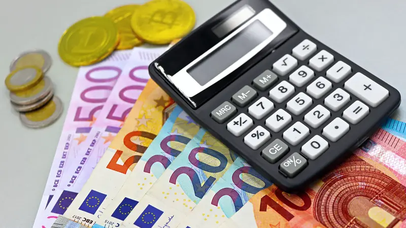 Calculatrice, billets en euros et pièces