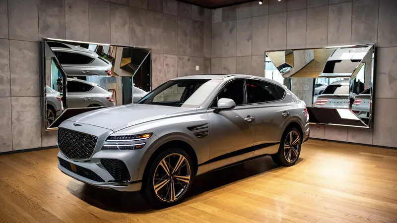 Voiture neuve exposée dans un showroom