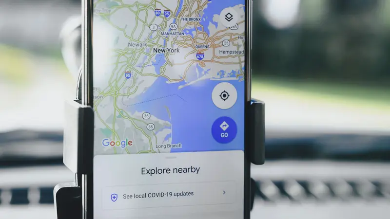 Smartphone affichant un itinéraire sur le tableau de bord