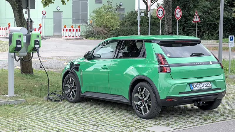 Renault 5 E-Tech électrique verte en charge sur une borne publique
