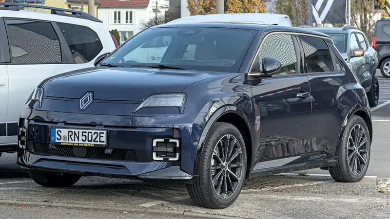 Renault 5 E-Tech électrique bleue garée sur un parking