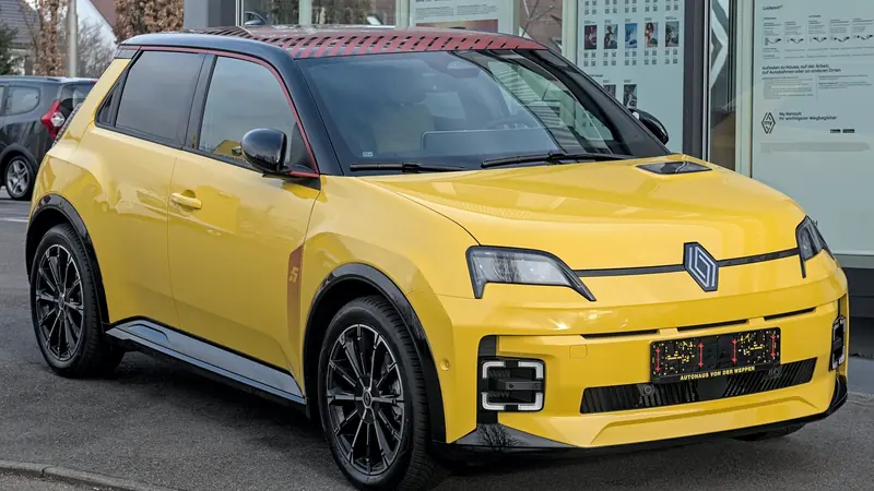 Renault 5 E-Tech électrique jaune garée dans une rue