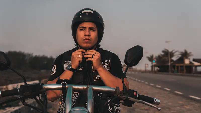 Motard qui attache son casque