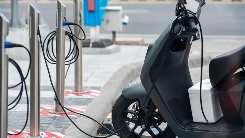 Scooter électrique en charge sur une borne