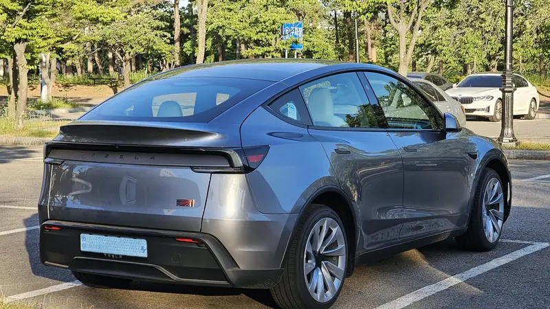 Tesla Model Y restylée (2025) vue de l'arrière, avec son bandeau lumineux