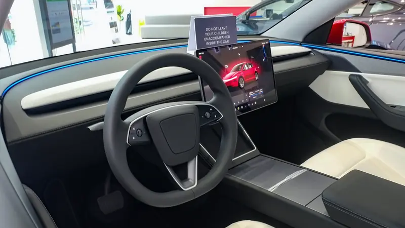 Intérieur du Tesla Model Y 2025 avec son écran central