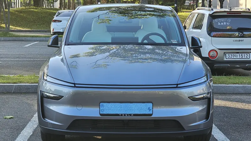 Tesla Model Y restylée (2025) vue de face sur un parking