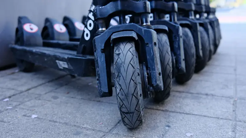 Roues de trottinettes électriques alignées