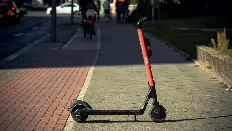 Trottinette électrique garée sur une piste cyclable