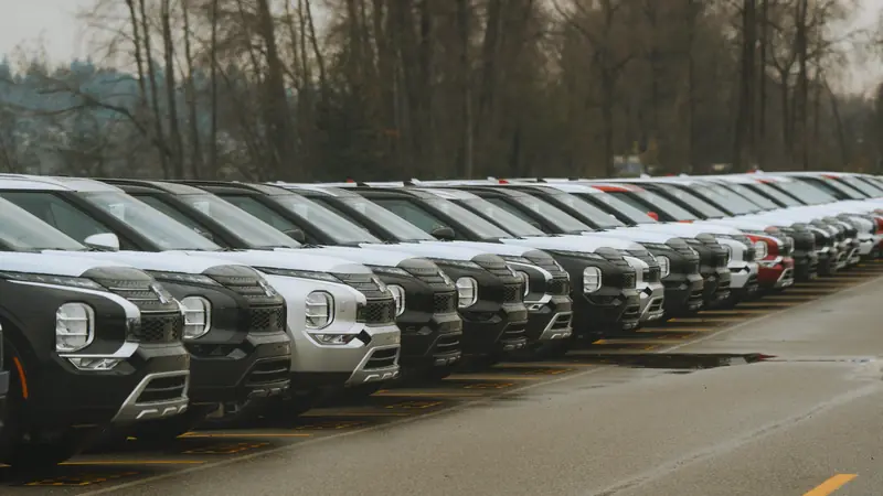 Rangée de voitures d'occasion sur un parking