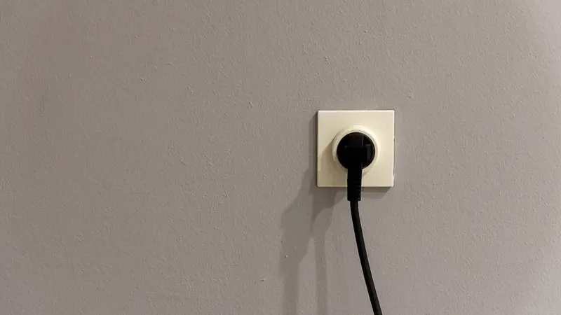 Câble branché sur une prise murale