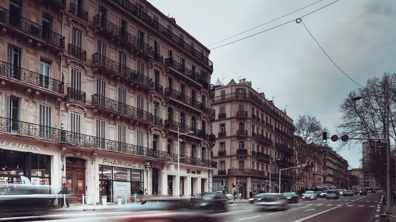 Boulevard de grande ville avec circulation