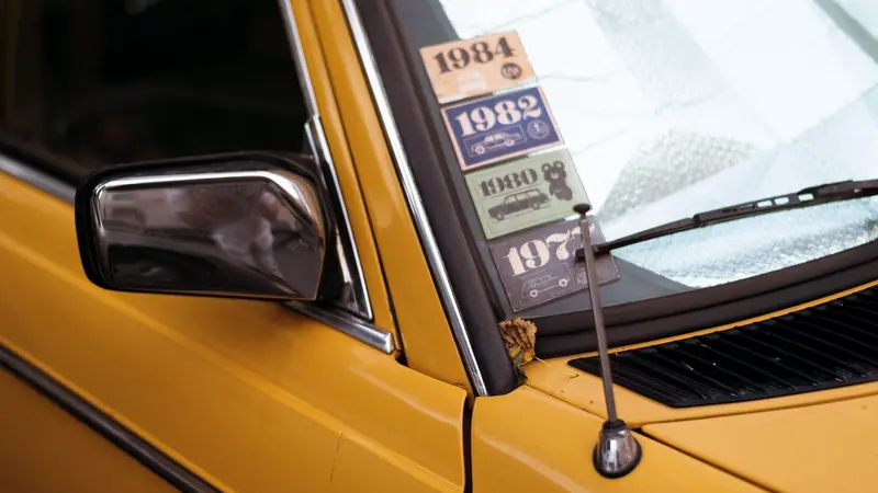 Pare-brise d'une voiture avec des vignettes collées