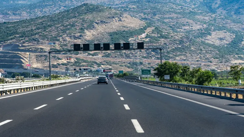 Voie rapide à l'approche d'une agglomération